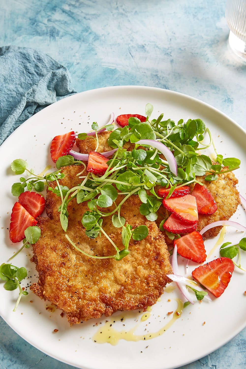 Chicken cutlet with strawberry salad and blue linen