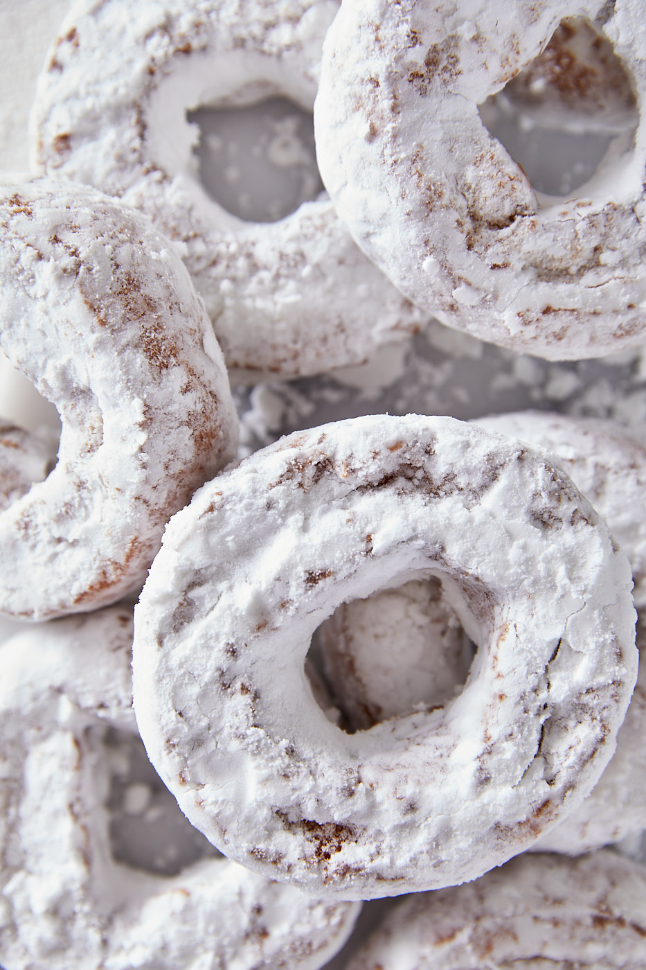 Powdered sugar donuts details