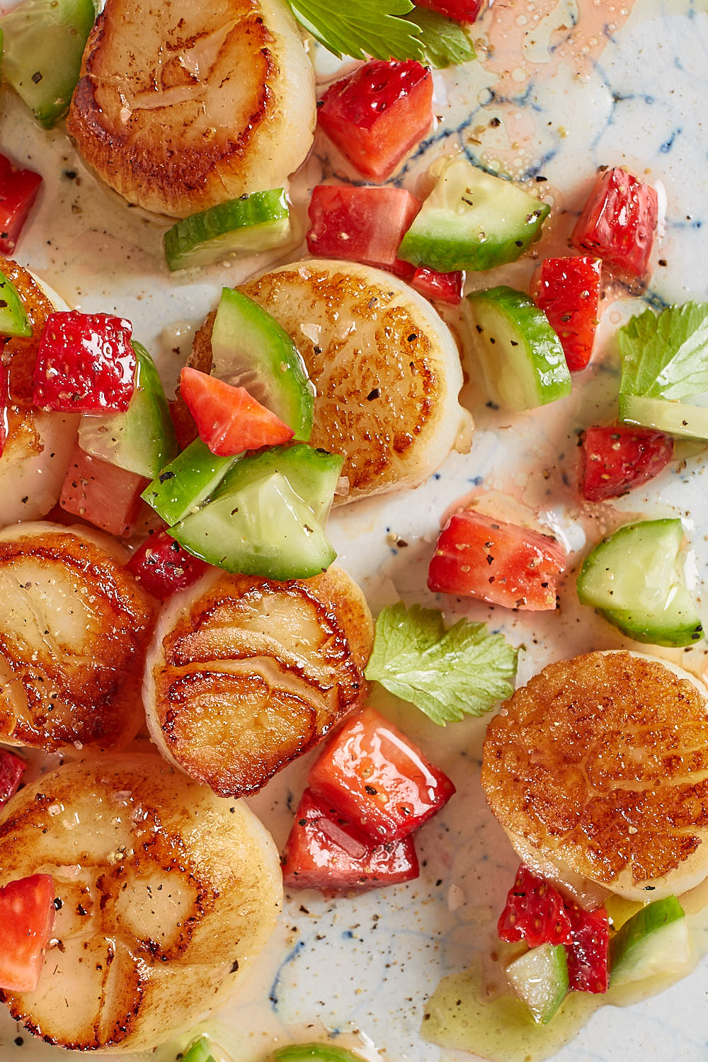 Scallops with strawberry salad detailed food 
